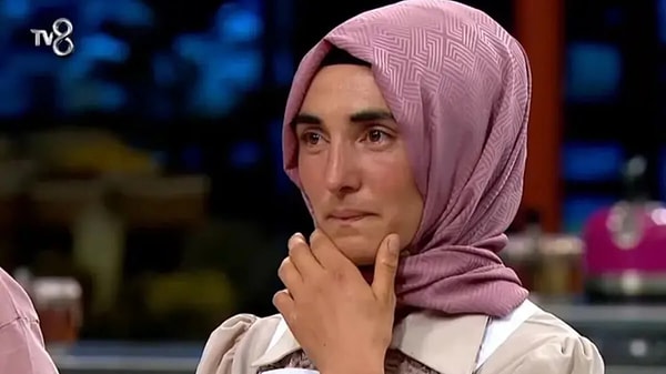 Bir yandan MasterChef'te yarışıp boş olduğu zamanlarda da eğitim alarak kendini geliştiren Ayşe, çoğu kez günün yemeğini yaparak herkesi şaşırtırken, sosyal medya hesabındaki önlenemez yükseliş de dikkat çeken bir diğer nokta oldu.