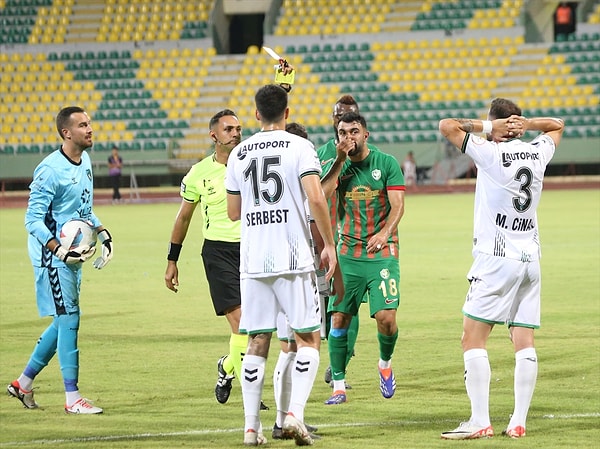 20 dakikalık bölümde Kocaelispor iki kırmızı kart gördü ve maçı 9 kişi tamamladı. Amed Sportif sahadaki sayısal üstünlüğün verdiği güçle rahat bir galibiyet elde etti.