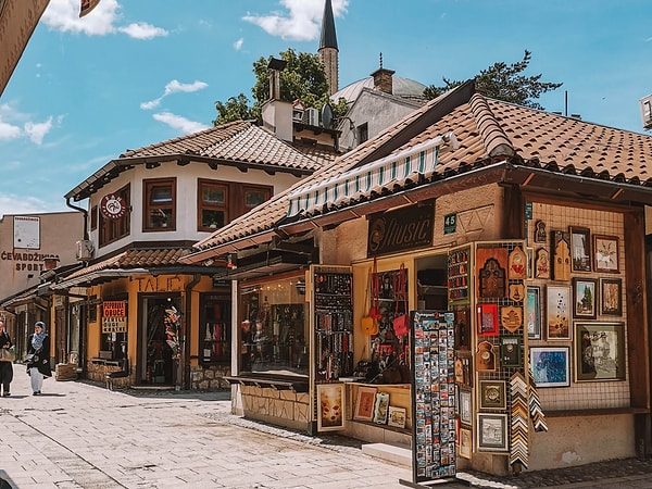 Nadia ve İrfan çiftinin hikâyesine yer verilen haberde, Saraybosna için "Avrupa'nın en az değer verilen şehri" yorumunda bulunuldu.