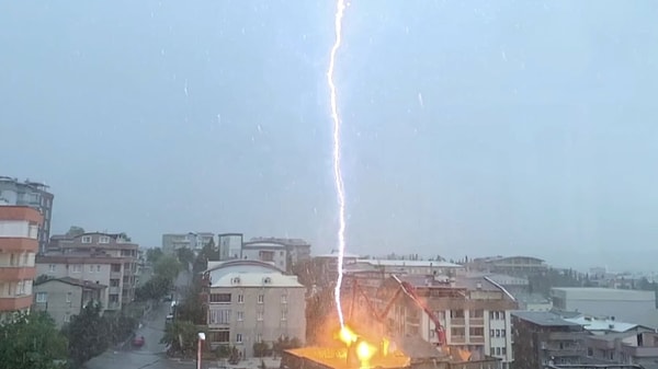 Yaz aylarının sonuna gelinmesiyle birlikte yurt genelinde dönem dönem etkili olan sağanak yağışlar, olumsuz durumlara sebep olabiliyor.