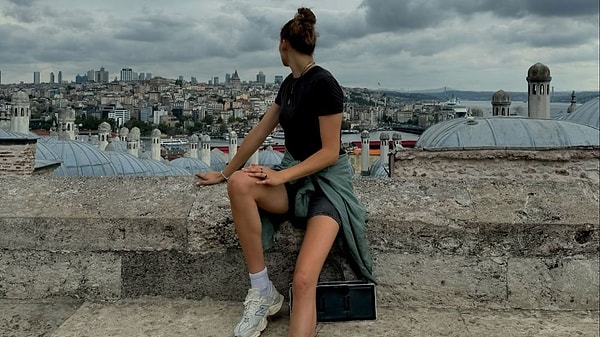 Antropova'nın İstanbul'da Sultanahmet civarında çektirdiği fotoğraflar sosyal medya kullanıcılarının da dikkatini çekti ve fotoğraflara adeta yorum yağdı.