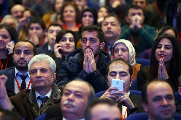 Türkiye'de eğitim sistemi, her yıl mezun olan binlerce öğretmen adayının umutlarını taşıyor.  Ancak, milyonlarca ataması yapılmayan öğretmen, bu umutların gerçekleştirilmediği bir gerçeklikte yaşıyor.