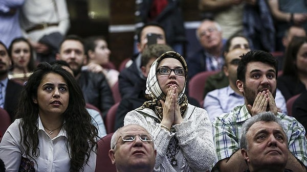 Mezuniyetin ardından yıllar süren sınav maratonları ve özel sektördeki zorlu çalışma koşulları, bu öğretmenlerin hayatlarının bir parçası haline gelmiş durumda.