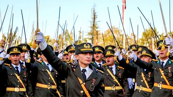 Üçok, Kara Harp Okulu Komutanı'nın, tartışmaların ardından, dönem birincisi Ebru Eroğlu ve dereceye giren diğer teğmenleri odasına çağırdığını ifade etti. Üçok, yaşananları şöyle anlattı: 👇