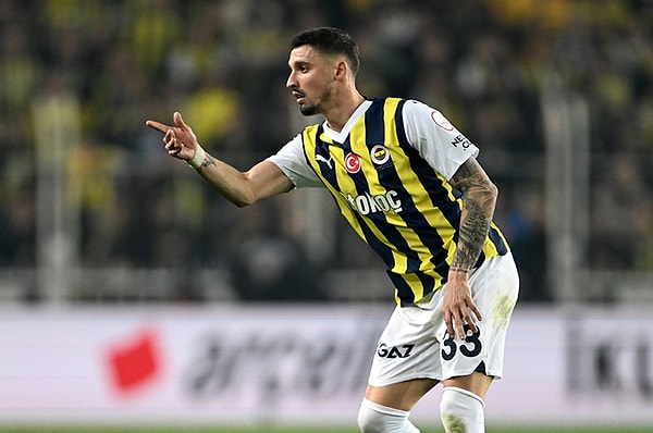 Fenerbahçe ve Kızılyıldız'ın her konuda anlaştığı, işin tamamen Krunic'in kararına kaldığı öğrenildi. Kızılyıldız, Fenerbahçe'ye bonservis ödemeyecek ancak sonraki satıştan %50 pay verecek.