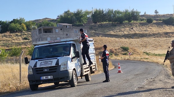 Ekip, mahallenin içinde ve çevresinde çalışmalarını sürdürüyor. Ekiplerin bugüne kadar yaptığı çalışmalarda mahallenin çevresi 8 kez arandı.  Ancak Narin’e dair bir ize rastlanmadı.