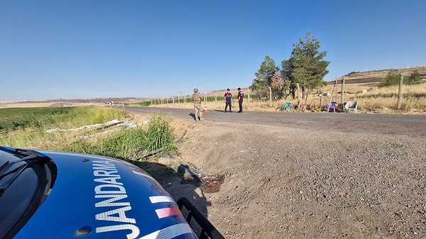 Mahallenin giriş ve çıkışlarında jandarma ekipleri, araçların plakalarını ve sürücülerinin kimliklerini kayıt altına alarak, arama çalışmalarını sürdürüyor.