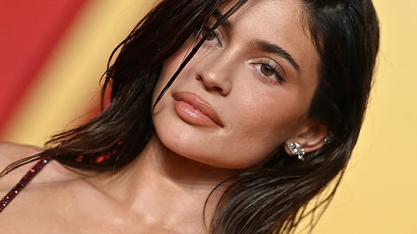 Şimdilerde adı Forbes dergisinde milyarder olarak geçen ve iş insanı olarak tanımlanan Kylie Jenner'ı kaos dolu aile hayatı, çocukları ve modaya yön verişiyle tanıyoruz. Kendisi aynı zamanda Aire ve Stormi isminde iki çocuğun da annesi.