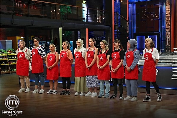 MasterChef'in yeni bölümünde yarışmacılar kadın ve erkek olarak ikiye ayrıldı. Yarışmanın tarihinde ilk kez ikili grup karşı karşıya geldi.