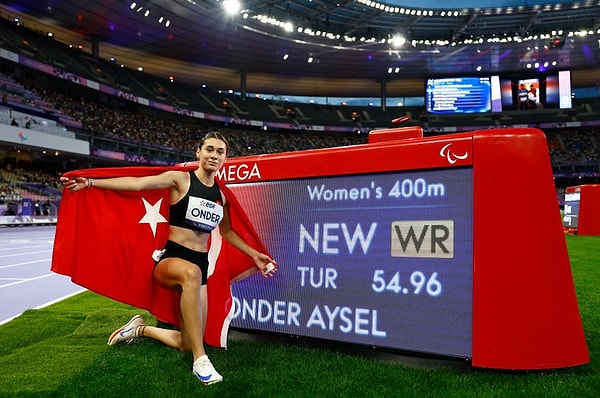 Yarı finalde 54.96'lık derecesiyle dünya ve paralimpik rekoru kıran Aysel Önder, finalde ise 55,23 saniyede parkuru tamamlayarak gümüş madalya aldı.