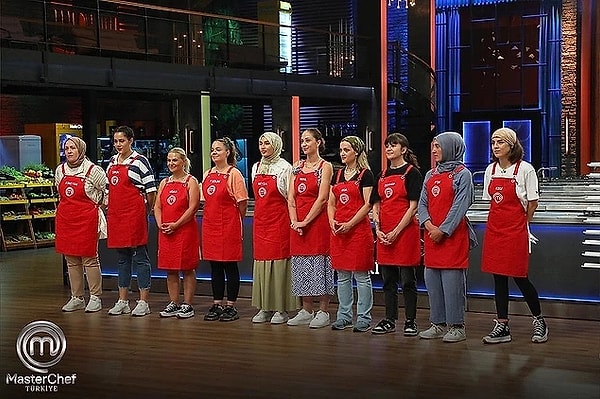 21. MasterChef'in yeni bölümünde bir yarışmacının kuralları ihlal ettiği fark edildi. Kameralardan durumu inceleyen Mehmet Şef'in yarışmacıya döndüğü anlar herkesi şaşırttı.