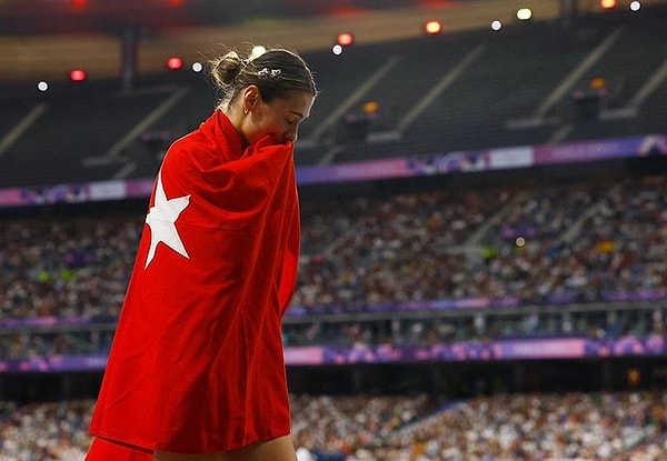 Paris’te düzenlenen 2024 Paralimpik Oyunları’nda kadınlar 400 metre T20 sınıfında finalede yarışan Aysel Önder,  55.23'lük derecesiyle yarışı ikinci sırada biterek gümüş madalya aldı.