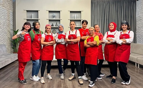 MasterChef Türkiye'nin son haftasında mavi ve kırmızı takım, kadın ve erkekler olarak ikiye ayrılarak bir ilk yaşandı.