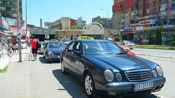 Mercedes-Benz, dünyanın dört bir yanında lüks ve kaliteli araçlarıyla tanınsa da Arnavutluk’ta bu marka çok daha fazlasını ifade ediyor.