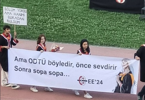 Hande Yener'in bu büyük jestini unutmayan öğrenciler 2024 ODTÜ Mezuniyet töreninde ünlü şarkıcının fotoğrafları ve şarkı sözlerini kullanarak pek çok pankart açtı.