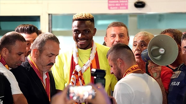 Galatasaray, Avrupa'da transfer maratonu noktalanırken müthiş bir başarıya imza attı. Sarı-kırmızılılar, kadrosunu Napoli'nin takımda düşünmediği Osimhen ile güçlendirdi.