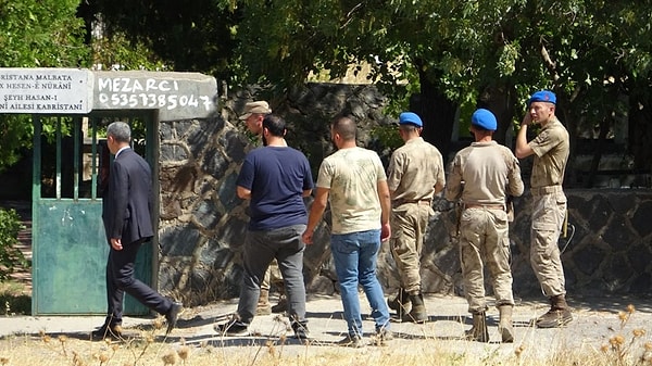 Arama çalışmaları kapsamında bugün mahalledeki mezarlıkta jandarma eşliğinde kapsamlı bir arama yapıldı.