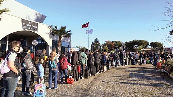 Yunan Adaları'nda tatil övülürken bir yandan da kapıda vize uygulamasının o kadar kolay olmadığı çıktı ortaya.