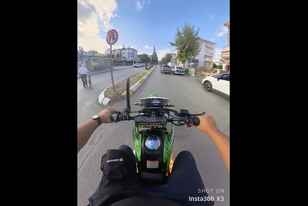 Bir genç motosikletiyle yolculuk yaptığı sırada kısa devre sebebiyle motoru bir anda alev aldı.