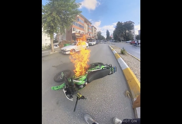 Durumu farkeden genç hızlıca motosikletin üzerinden atlamayı başarınca büyük bir felaketin eşiğinden döndü.