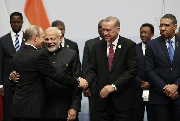 Türkiye'nin Batı'nın kurumlarına karşı alternatif olarak görülen BRICS'e olası üyeliği konusunda Rusya'dan açıklama geldi.