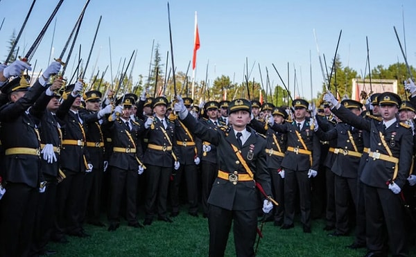 Kara Harp Okulu’nda düzenlenen mezuniyet töreninde teğmenler “Atatürk’ün askerleriyiz” diyerek kılıçlarıyla yemin etmişti.