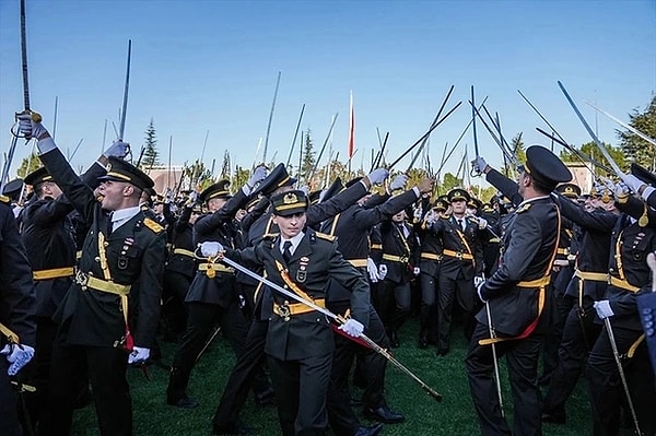 Kara Harp Okulu’nun mezuniyet töreninde bir grup teğmen, kılıçlarıyla yemin etmiş ve “Atatürk’ün askerleriyiz” diyerek tempo tutmuştu. Çok tartışılan teğmenlerin yemin töreninden yeni görüntüler ortaya çıktı. Videoda, teğmenlerin basında yansıltıldığı gibi az kişi değil çok daha kabalık olduğu görüldü.