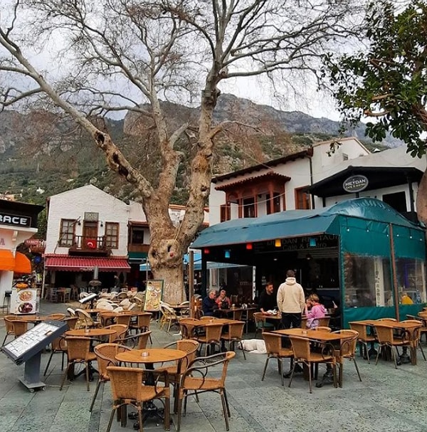 Antalya'nın Kaş ilçesi, tatil yapmak için harika bir yerdir bilen bilir. İlçedeki evlerin mimari yapısı, begonvilli sokakları ve muhteşem denizi tatilcilerin aklını başından alır.