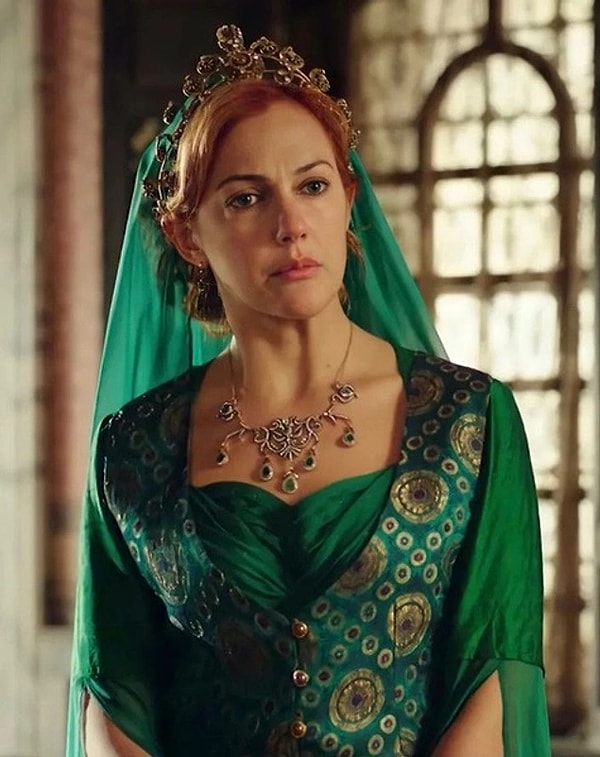 Meryem Uzerli bir de "Neden kadınlar kadınları bu kadar acımasızca eleştiriyor anlayamıyorum. Hele bir annenin bir anneyi eleştirmesine hiç anlam veremiyorum. Kadınlar birbirleriyle savaşmasın. Kadın, kadının kurdu değil yurdu olmalı" diyerek kadınların birbirlerine destek olması gerektiğini vurguladı.