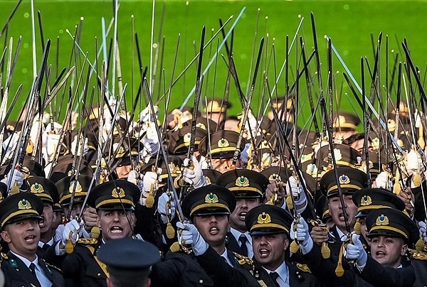 MSB, Kara Harp Okulu mezuniyet töreni sırasında teğmenlerin kılıçlarını çekerek "Mustafa Kemal'in askerleriyiz" sloganı atması olayına ilişkin inceleme başlattı.