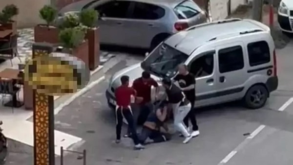 Kavganın daha da büyümesiyle işletmede çalışan bir kişi adamı bıçakladı. Olay yerine gelen polis ekipleri işletme çalışanlarını gözaltına alırken, sağlık ekipleri yaralı adamı hastaneye kaldırdı.