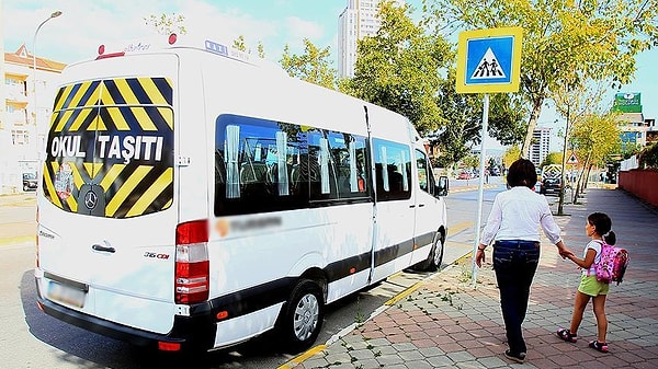 İstanbul Valiliği, Pazartesi günü trafik yoğunluğuna karşı önlem olarak okullarda eğitimin 10.00’da başlayacağını açıkladı. Valilik, ilk gün eğitimin 15.00’te sona ereceğini bildirdi.