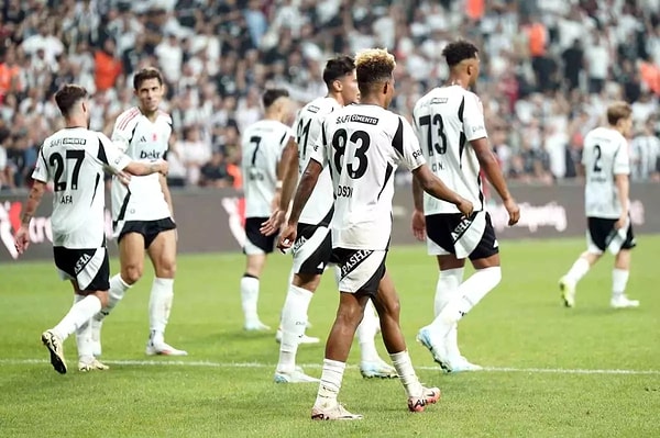 Sezona Süper Kupa ile başlayan, ligde de yoluna kayıpsız devam eden Beşiktaş'a kötü haber geldi.