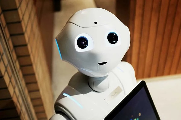 Humanoid ve Servis Robotları: Japonya, robot teknolojilerinde lider konumda. Honda'nın ASIMO’su ve SoftBank’ın Pepper robotu gibi humanoid robotlar, insanlarla etkileşim kurma konusunda hayranlık uyandırıcı bir noktaya geldi.