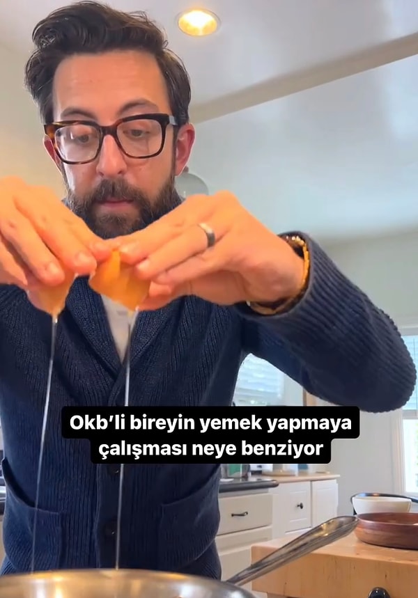 İşte şimdiyse tam bu anlardan bi’ örnekle karşınızdayız. OKB’li bir birey olarak yemek yapan adamın parodi videosu yaşananların birebir örneği niteliğindeydi.