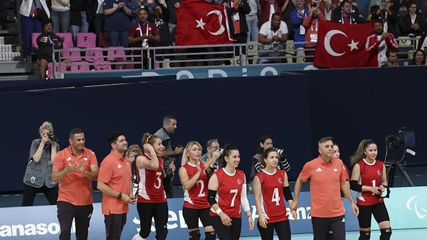 Golbol Kadın Milli Takımı, Türkiye'ye büyük bir gurur yaşatarak Türkiye'ye Paris 2024 Paralimpik Oyunları'nda büyük bir başarı kazandırdı.