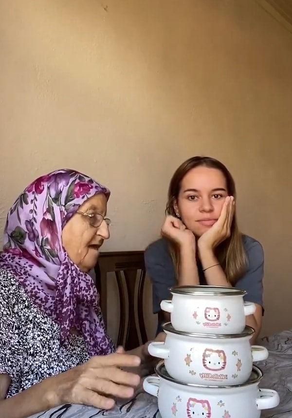 Nereden ne kadara aldığını hatırlamadığı tencerelerden bahseden teyze “Ucuzdu eskiden, şimdi çok pahalı. Alamam hiçbir şey.” dedi.