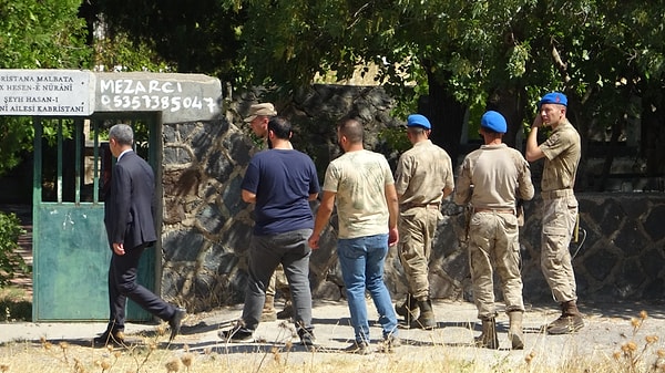 Saat 17.40: Alınan diğer ifadelere göre Narin evlerinin yaklaşık 300 metre uzağındaki caminin orada iki kişi tarafından görüldü.