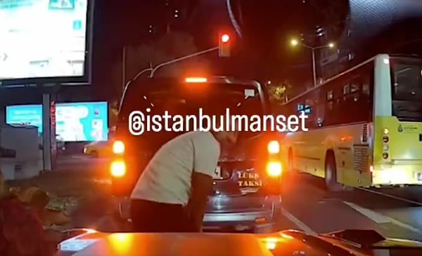 Çiçek satmak için bir süre dil döken çiçekçi, turistler çiçeği almayınca, onları ikna etmek için arabanın önüne geçip twerk yapmaya başladı!