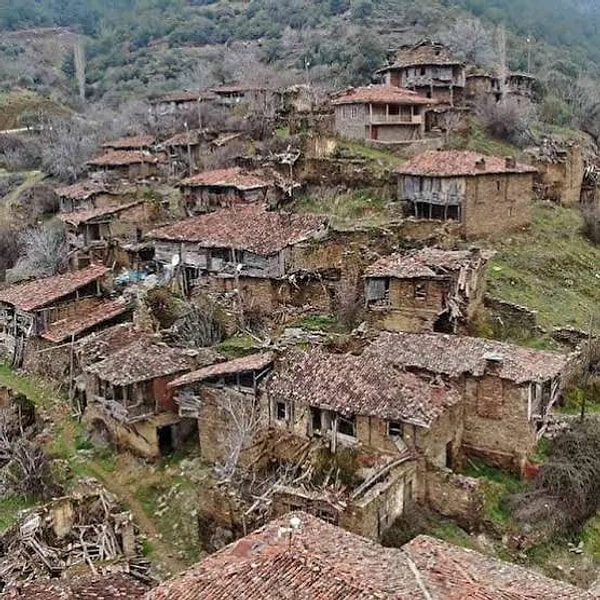 Köyde birbirinden eski yapılar ve evler bulunuyor.