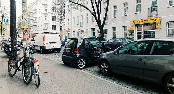 Kırmızı ışıkta geçmek, yaya geçidini işgal etmek gibi ihlaller, Almanya'da ciddi sonuçlar doğurabilir.  Geçtiğimiz günlerde bu durumun bir örneği yaşandı.