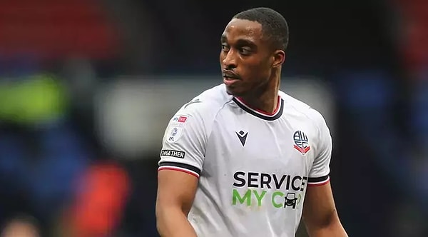 League One ekiplerinden Bolton Wanderers'ın forveti Victor Adeboyejo, şiddetli bir hapşırmanın ardından kaburgasında ve sırtında ciddi bir rahatsızlık yaşadı. Bu beklenmedik sakatlık nedeniyle Nijeryalı futbolcu, Trophy Kupası'ndaki Barrow maçında oynayamadı.