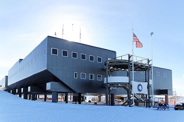 Örneğin Amundsen-Scott Güney Kutbu İstasyonu, Yeni Zelanda saati (GMT +12) ile çalışır ve ziyaretçiler de bu saati benimser.