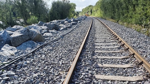 Balastlar, suyun rayların altına sızmasını engelleyip suyun düzgün bir şekilde tahliye edilmesine de yardımcı olur. Böylece rayların sağlamlığı korunmuş olur.