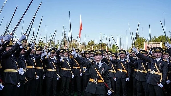 Cumhurbaşkanı Erdoğan, Kara Harp Okulu'ndaki yemin töreninin ardından bir grup teğmenin bir araya gelerek yemin etmesine ilişkin açıklamalarda bulundu. Teğmenlere "O kılıçları kime çekiyorsunuz?'' diye soran Erdoğan, bu askerlerin TSK'den 'temizleneceğini' kaydetti: