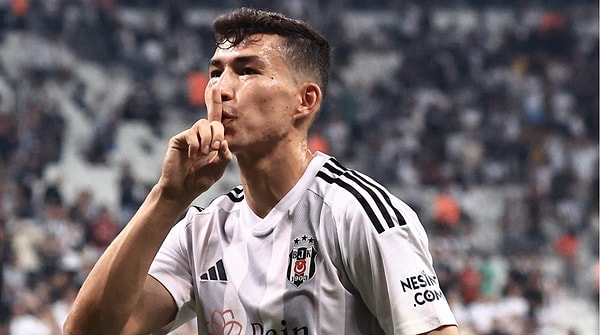 Bu isimlerin kulübün önünü tıkamak için zorluk çıkardığını düşünen Beşiktaş yönetimi transferleri incelemeye aldı. Eski yönetim ve menajerler incelenecek. Bu oyuncularının menajerinin aynı olması da yönetimi düşündürüyor.