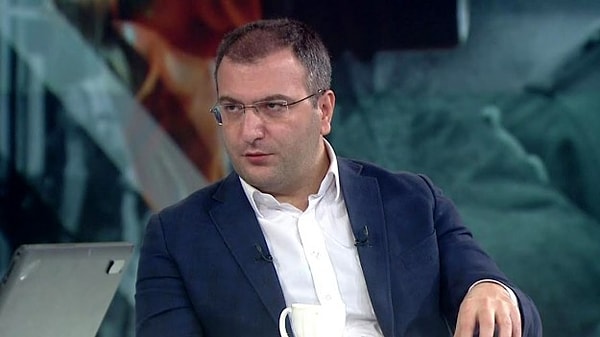 Cem Küçük, Hande Fırat’ın paylaşımını alıntılayarak; “Sende yürek varsa şimdi savunursun. Perşembe gecesi teğmenleri eleştiren bizlere isim vermeden hakaret ettin. Aynısını şimdi Sayın Erdoğan ve Sayın Bahçeli’ye söyle de görelim.” ifadelerini kullandı.