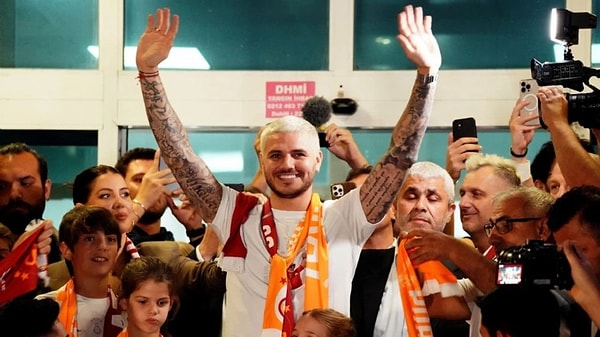 Mauro Icardi, iki yıl önce İstanbul'a adım attı ve o günden beri Galatasaray taraftarının sevgilisi oldu. Camiaya yaşattığı sevinçlerle taraftarın gözbebeği olan Icardi de taraftarı çok sevdi.