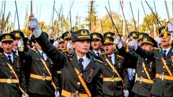 Daha önce parti sözcüsü olarak konuşan Ömer Çelik de, "Atatürk'e gösterilen saygıyı cumhurbaşkanımıza dönük şekilde ele alınması sağlıksızdır." açıklaması yaparak kamuoyunda yaratılmak istenen durumun aksine işaret etmişti.