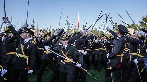 Kara Harp Okulu’nun mezuniyet töreninde bir grup teğmen, tören kılıçlarıyla “Atatürk’ün askerleriyiz” diyerek tempo tutmuş ve yemin etmişti. Cumhurbaşkanı Recep Tayyip Erdoğan, olayın üzerinden 8 gün geçtikten sonra açıklamada bulundu ve “Teğmenleri temizleyeceğiz” dedi. Cumhurbaşkanın teğmenler ile ilgili sözlerine diğer siyasi parti liderlerinden tepki geldi.